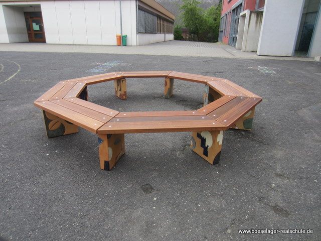 Neue Sitzgruppe auf dem Schulhof Neue Sitzgruppe auf dem Schulhof